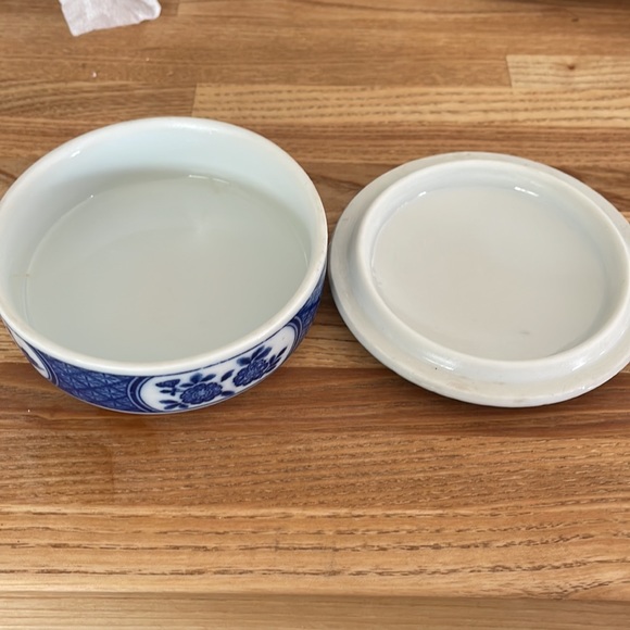 Japan Takahashi Round Trinket Box approx 4” x 1 1/4” no chips - Picture 6 of 7